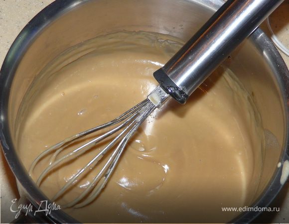 Переложить крем в кондитерский мешок, аккуратно распределить по 1 части кольца, накрыть  второй и посыпать пудрой.