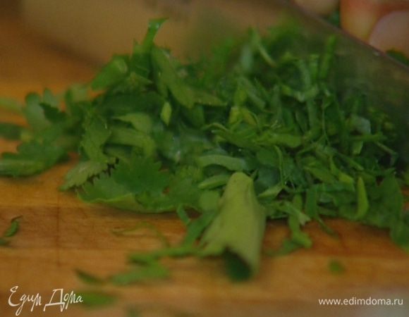 Кинзу и петрушку очень мелко порубить.