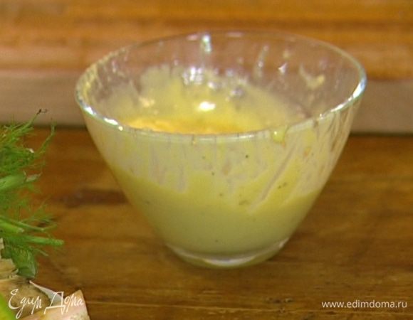 Приготовить майонез: желток слегка взбить с солью, перцем и уксусом; затем, не переставая взбивать, по капле вливать оливковое масло, пока не получится густая однородная масса.