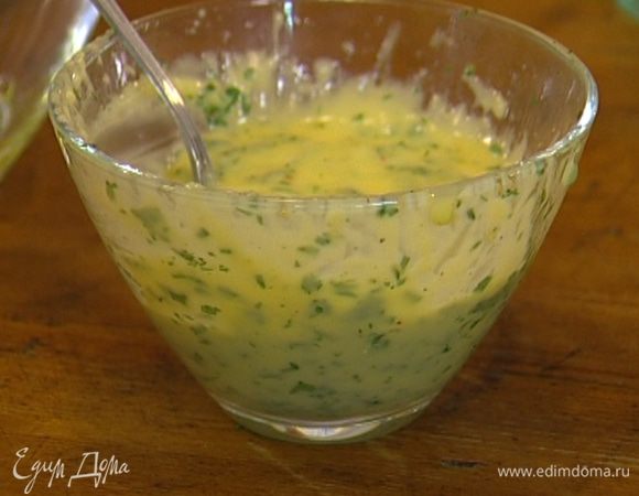 Добавить кинзу и петрушку, все перемешать.