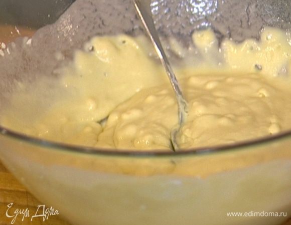 Приготовить кляр: муку смешать с крахмалом, влить газировку и все вымешать.