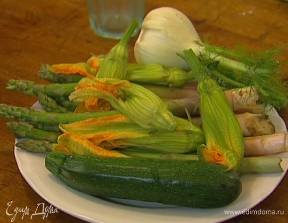 Фенхель, цукини и спаржу нарезать небольшими кусочками. 