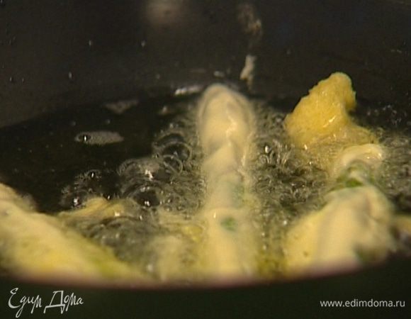 Разогреть в глубокой сковороде или воке растительное масло.
