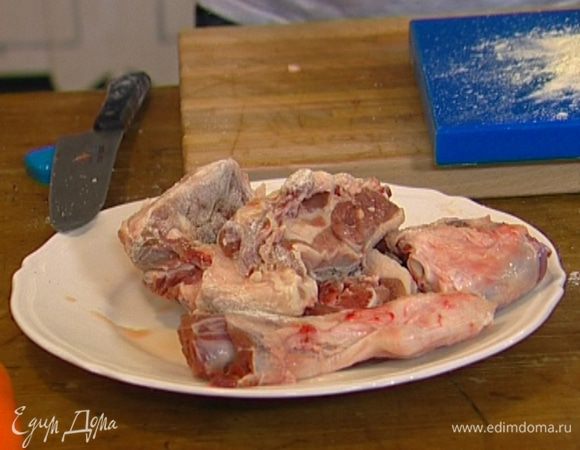 Муку смешать с солью и перцем и обвалять в этой смеси куски баранины.

