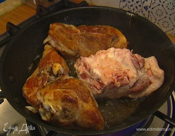 Разогреть в сковороде оливковое масло и обжарить баранину со всех сторон, затем переложить ее в другую посуду.