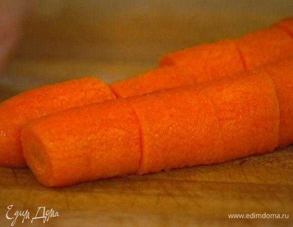 Морковь почистить и нарезать небольшими брусками.