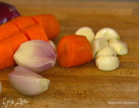 Зубчики чеснока почистить и оставить целиком.