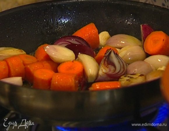 Обжарить морковь, чеснок, красный лук и шалот в сковороде, в которой жарилась баранина.