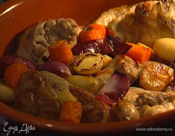 Выложить мясо и овощи в глиняную кастрюлю, влить горячий бульон, затянуть кастрюлю фольгой и отправить в разогретую до максимума духовку на 40–60 минут при такой высокой температуре.
