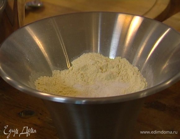 Смешать муку, 1 ст. ложку сахара, разрыхлитель, соду и соль.