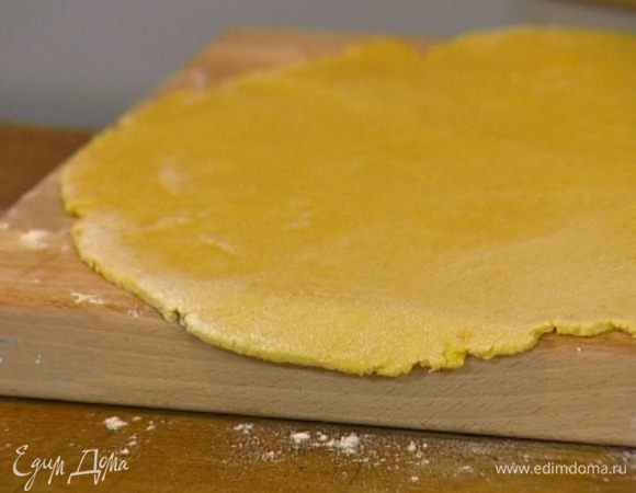 Добавить лимонную цедру, муку с разрыхлителем и все перемешать, затем немного вымесить тесто руками, завернуть в пищевую пленку и отправить на полчаса в холодильник.

