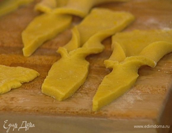 Охлажденное тесто раскатать в довольно тонкий пласт и нарезать небольшими полосками. Сделать по центру каждой полоски разрез и продеть конец одной полоски в разрез другой, а потом наоборот — вторую полоску в первую (должно получиться что-то вроде воздушной косички). 