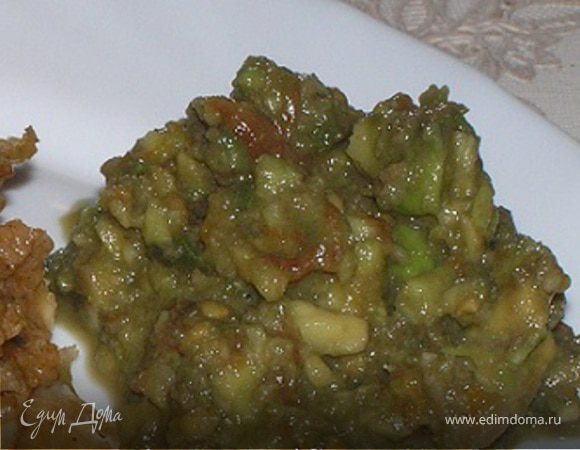 Соус гуакамоле. Измельчить все ингредиенты в блендере и подсолить по вкусу.