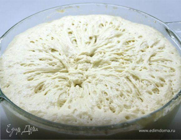 Накройте пленкой тесто и оставить  при комнатной температуре в течение примерно 1 час 30 минут. Подняться должно в два раза.