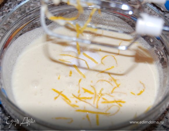 Яйцо взбить с сахаром и лимонной цедрой,до полного растворения сахара.