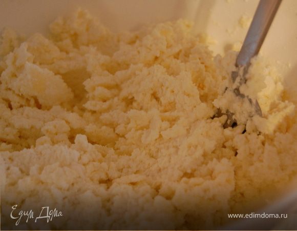 Творог протереть через сито и добавить к яичной массе.Перемешать.Добавить мягкое слив. масло, просеянную муку с содой и замесить тесто.
Тесто должно быть липнущим к рукам.Не"забивайте"тесто мукой.
Коржики должны получиться с легкой пористой структурой.
Когда будете раскатывать тесто,подпыливайте тесто мукой.