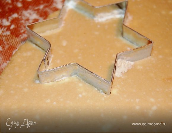 Раскатать тесто в пласт толщиной 5-6мм.Вырезать формочкой , или стаканом