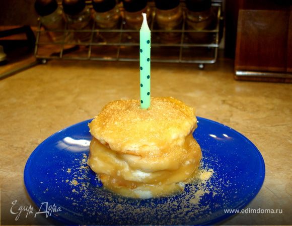 Если суфле испечь не в формочках, а единым пластом, то потом можно стаканчиком вырезать кругляшки, а вместо прослойки использовать фрукты, которые любит ваш малыш(у меня бананчики) и детское фруктовое пюре. И у вас получился прекрасный тортик для маленького именинника, который он может кушать сам, а не заглядываь в рот остальным;))) А уж взрослые пускай кушают всякую взрослую красоту;)))