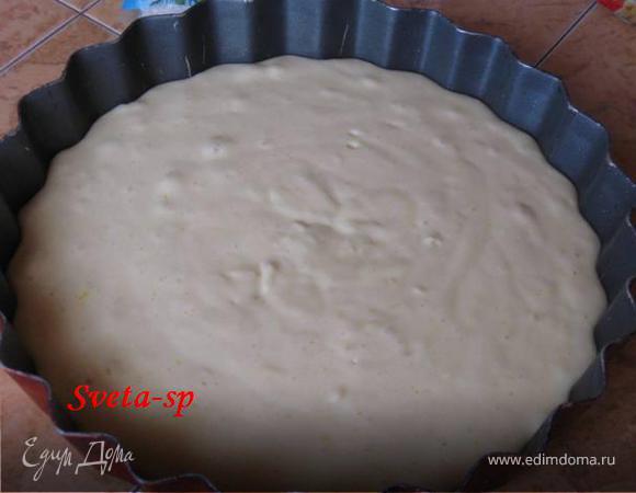 Смешать ингредиенты для теста, вылить в форму, смазанную маслом