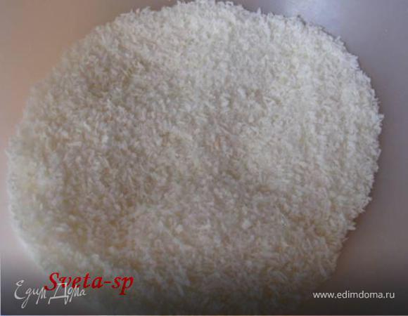 Для начинки смешать в сухой посуде сахар с кокосовой стружкой и ванильным сахаром