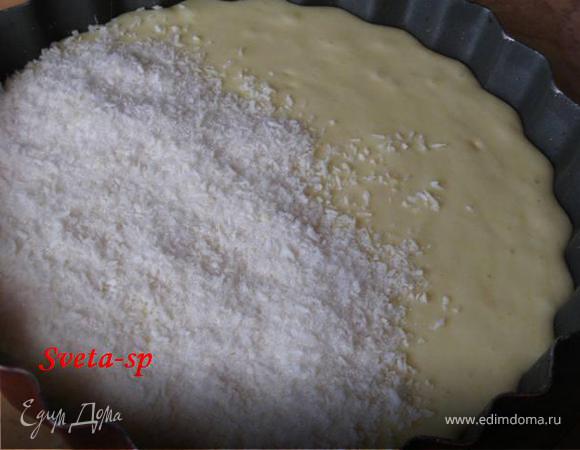 Эту смесь равномерно распределить по всей поверхности теста