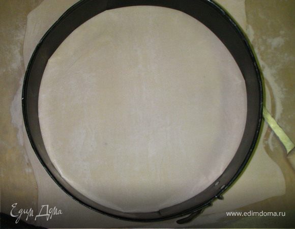 Раскатываем тесто и вырезаем круг с помощью формы для торта(в открытом виде по периметру-для большего диаметра коржа)