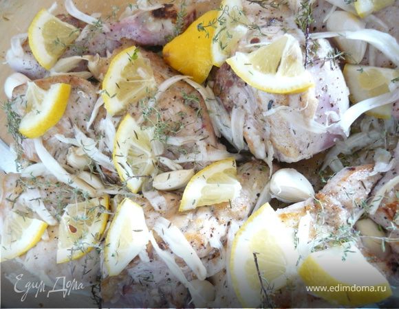 Курицу разрезать на куски, кожу удалить, обжарить на оливковом масле.
Форму для запекания сбрызнуть оливковым маслом, положить туда веточки тимьяна, положить куски курицы. Посолить, поперчить, положить еще тимьян, на каждый кусок курицы положить половинку кружочка лимона.
Фенхель нарезать на тоненькие полосочки - я делаю это с помощью овощечистки
Зубчики чеснока не очищая положить между кусками курицы. 