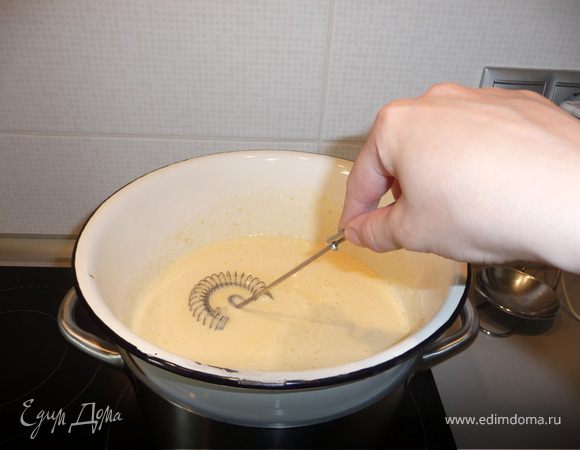 На водяной бане венчиком взбить 2 яйца с 1 ст. сахара (около 3-5 минут, пока смесь не станет светлой и более пышной). Добавить мед, не переставая мешать, еще раз взбить. Добавить 1 ст.муки, хорошо перемешать, не снимая с бани. Добавить соду (не гасить!), еще один стакан муки, и снова перемешать. После этого добавляем 1 ст.л. уксуса, перемешиваем (тесто сразу станет более пористым) и добавляем последний стакан муки, еще раз хорошо размешиваем и снимаем с водяной бани.