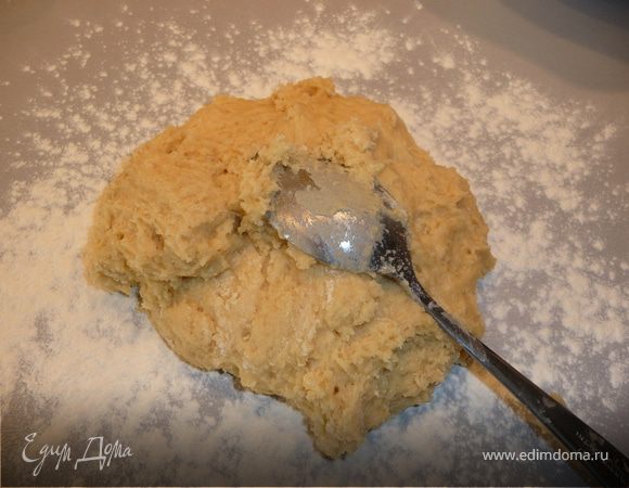 Тесто выкладываем на присыпанный мукой стол, даем немного остыть. 