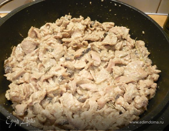 Обжарить кусочки на оливковом масле. Добавить в идеале конечно сливки, но у меня рука не поднялась вылить то молоко, в котором кролик вымачивался (да и изначально у меня была установка делать недорогое блюдо). Поэтому я тушила его в этом же молоке. Оно конечно сразу свернулось, но в конечном итоге это было совершенно незаметно. Минут через 20 добавить одну-две столовые ложки дижонской горчицы, посолить, поперчить по вкусу. Я добавляла розмарин.