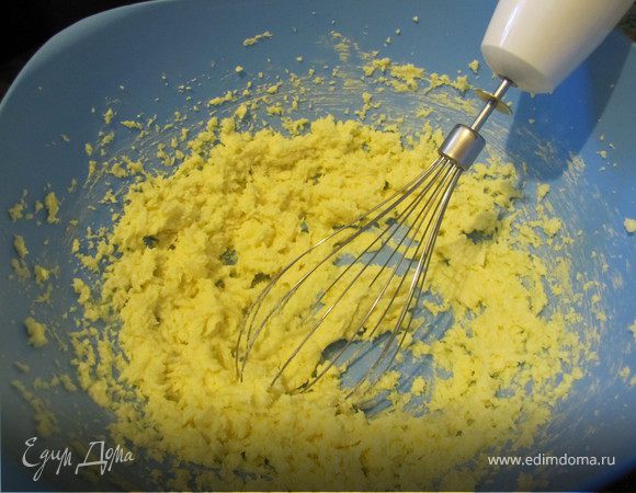 Сливочное масло взбить с сахаром