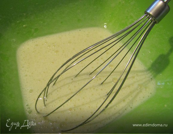 Яйца тоже взбить, до светлой пены. Особо не усердствуйте, мне кажется, моя бабушка вообще ничего не взбивает)))