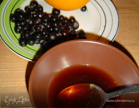 1.Выдавить сок из одного небольшого апельсина.

2.Смородину измельчить в блендере, и получившееся пюре перетереть через сито (можно взять смородиновый сок).

3.Смородиновый и апельсиновый соки смешать, добавить мед, минеральную воду, еще раз хорошо перемешать и налить в бокал!