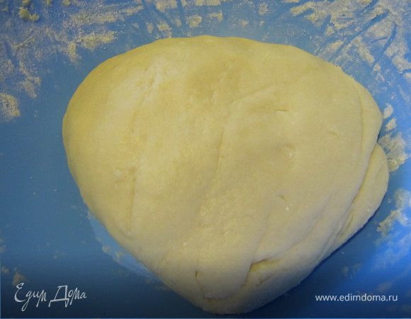 Отправить сметану, ванильный сахар, соду и соль к смеси. Постепенно добавляя муку, замесить гладкое, не липнущее к рукам, тесто. Завернуть его в пленку и положить в холодильник на полчаса