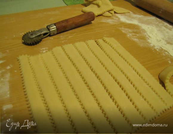 Духовку включить на 180 градусов.
Раскатать, вырезать печеньки. Формочками, рюмочкой, просто ножиком, стаканом. У меня есть такая бабушкина штучка-резалка, я ей просто накатала палочки (печенье планировалось для ребенка, но и нашему папе палочки больше понравились, чем кружочки, которые я запулила во второй заход)