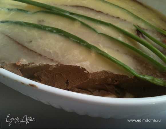 Печень промыть, очистить от пленок и нарезать маленькими брусочками. Очистить морковь и натереть ее на мелкой терке, лук мелко нарезать. Обжарить печень, лук и морковь в течении 5 минут на сильном огне, влить молоко, посолить, поперчить и тушить под крышкой минут 15-20. Немного остудить и все хорошенько взбить в блендере, добавить 50 гр. растопленного сливочного масла и еще раз взбить. Выложить паштет в форму или в порционные формочки. Растопить оставшееся сливочное масло и залить им паштет. Сверху  уложить перышки зеленого лука. Поставить в холодильник минимум на 3-4 часа, лучше на ночь. Очень вкусно подавать с гренками из хлеба и с гранатовым соусом.