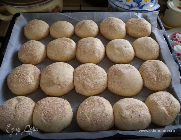 Булочки (вернее маленькие хлебушки). Я делала такое тесто: 11-13 г сухих дрожжей, 500 мл молока, 100 мл растительного масла, 2 ч л соли, 4 ст л сахара, 850 г пшеничной муки и 150 г пшеничной крупы. Стандартный замес. Разделина на 20 шариков (4Х5 - чтобы на противень). Обвалять в крупе.