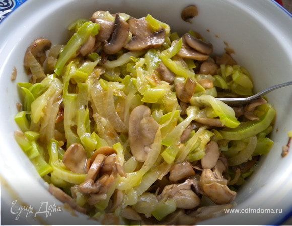 Начинка. Молоденький кабачек (3 шт) помыть, почистить, нарезать тоненькими полосочками и пожарить до еле золотисного цвета на Большом огне на небольшом количестве растительного масла постоянно помешивая. Отдельно пожарить лук и отдельно грибы (у меня шампиньоны).