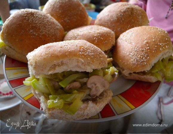 Разрезаем булочку, но не до конца и насыпаем в нее начинку.