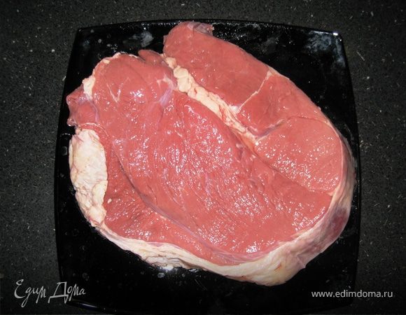 Мясо. Моем, сушим бум. полотенцем. Растолочь в ступке розовый перец, натереть им и солью мясо.