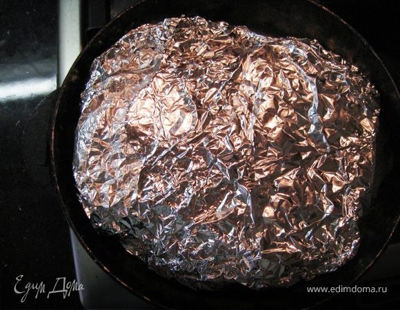 Форму застилаем фольгой, выкладываем мясо, заворачиваем. Духовка 200С 2часа. Я специально больше никаких специй не добавляла. Во-первых хотелось ощутить вкус и аромат перца, во-вторых - остренький гарнир.