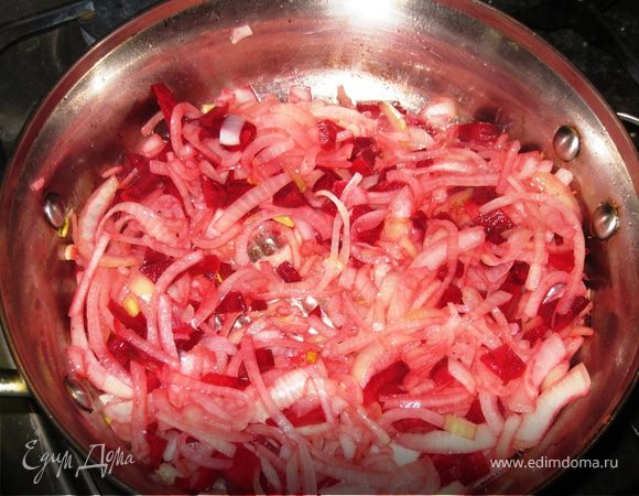 Гарнир. В горячее масло добавляем лук, порезанный полукольцами, и небольшими квадратиками свеклу. Обжариваем, помешивая. Вливаем смесь вино+соевый соус. Когда выпарилась жидкость, добавляем небольшими кубиками морковь+маленькими кубиками корень петрушки+мелко порубленные перчинки. Если у Вас свежий перчик, кладите меньше. Ориентируйтесь по своему вкусу. Моему мужу было, что надо, а он любитель "погорячее". 