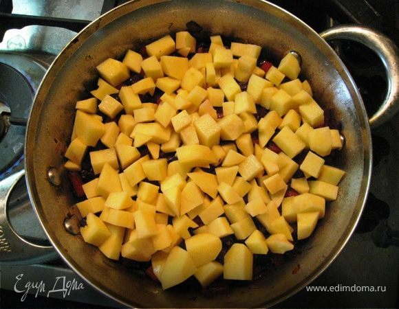 Обжариваем при закрытой крышке, периодически помешивая. Солим (помним про соевый соус - без фанатизма). Добавляем картофель небольшими кубиками, наливаем кипятка, чтоб почти покрыл картофель и тушим до его (картофеля) готовности. Если надо, подливаем водичку.