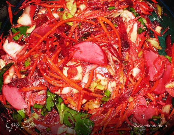 Салат. В последнее время у меня салат получается "ура в кучу" все овощи и зелень, имеющиеся  в холодильнике. Так и в этот раз. Все ингредиенты режем-трем, кому как нравится. Солим, перчить не надо. Молодой чеснок придает нужный оттенок, и этого кол-ва ой как достаточно. Заправляем оливковым маслом, перемешиваем. Редис у меня был довольно резкий, но в салате этого вообще не ощущалось. Получилось очень вкусно  и по-весеннему.