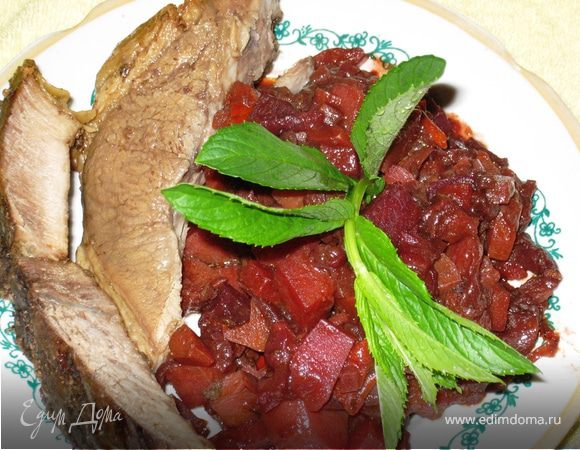 Нарезаем мясо крупными кусочками, подаем с гарниром, украшенным веточкой зелени. Подаем салат. Приятного аппетита! 