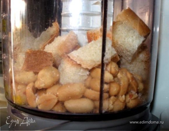 Арахис и батон измельчить. 