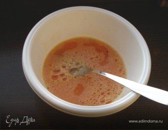 Яйца взбить. Посолить, поперчить.