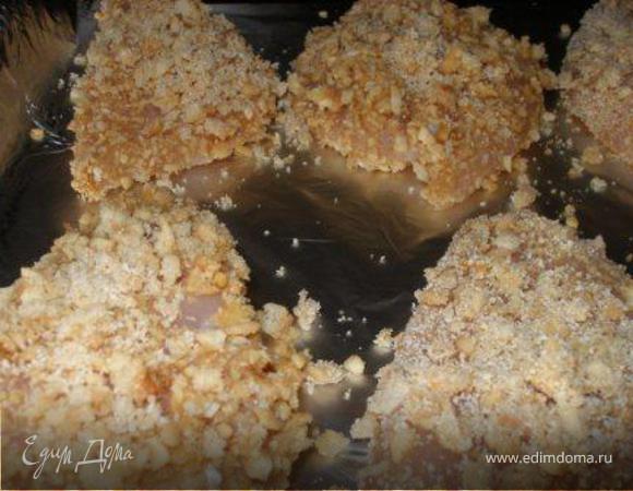 Куриные грудки окунать в кляр, потом в панировку и выкладывать на противень (противень заранее застелить фольгой, фольгу смазать оливковым маслом). Выпекать при температуре 200С приблизительно 15-20 мин.