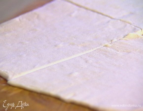 Тесто разморозить, раскатать и разрезать на 4 части.