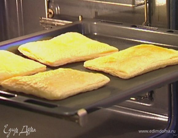 Поместить кусочки теста на противень, наколоть в нескольких местах вилкой и выпекать в разогретой духовке 10 минут, до полуготовности.
